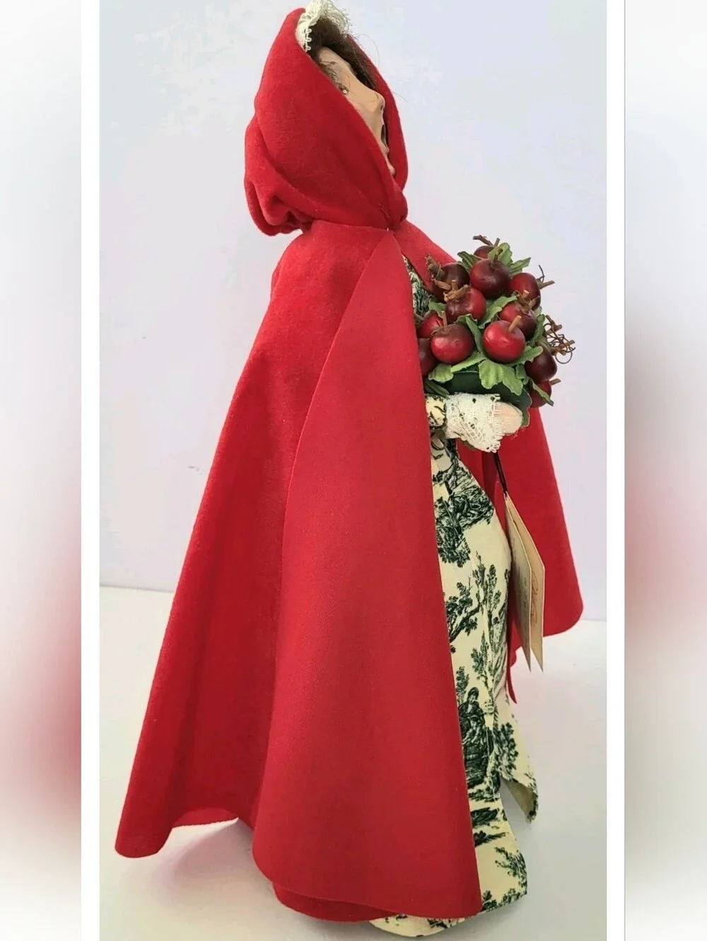 2002 BYERS CHOICE WILLIAMSBURG CHRISTMAS COLLECTION WOMAN W/RED CAPE AND APPLES